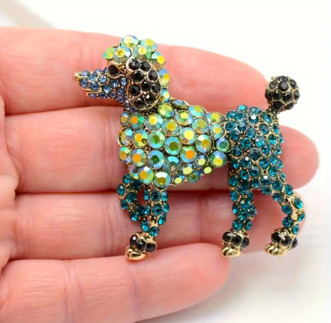 Elegancka Broszka Pies Pudel z Cyroniami