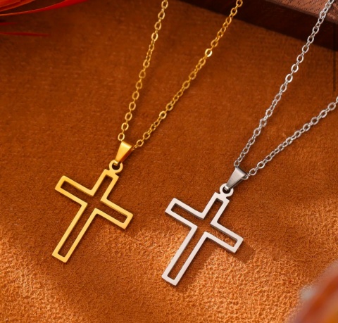 Naszyjnik z Wisiorkiem w Kształcie Pustego Krzyża