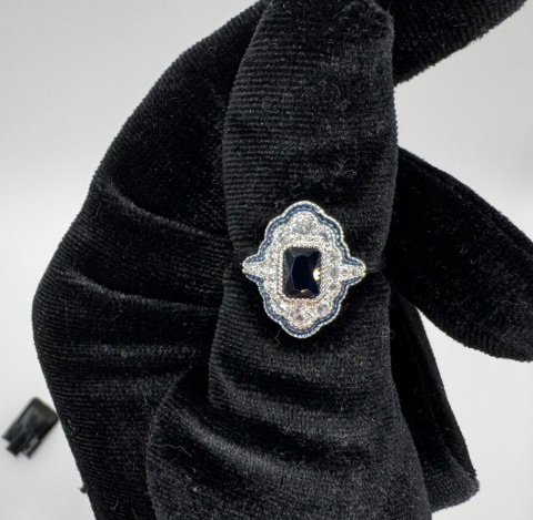 Pierscionek z niebieskim Szafirem