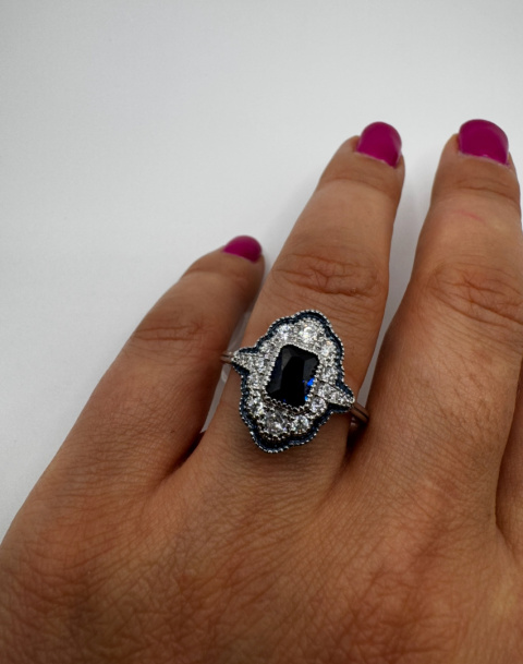 Pierscionek z niebieskim Szafirem