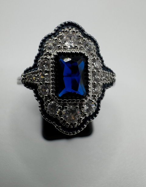 Pierscionek z niebieskim Szafirem
