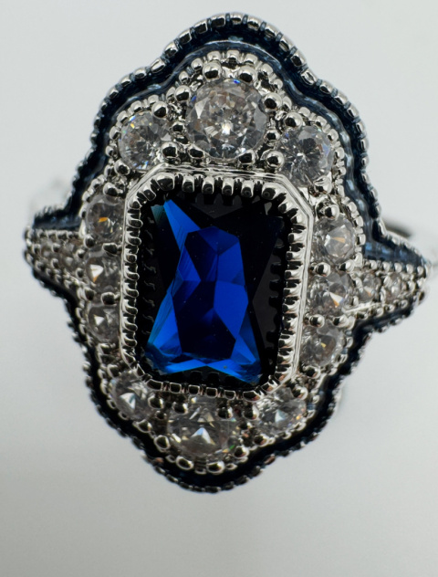 Pierscionek z niebieskim Szafirem