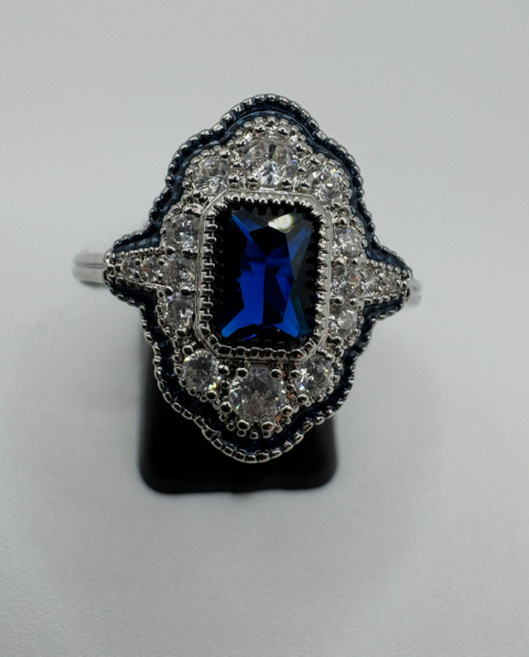 Pierscionek z niebieskim Szafirem